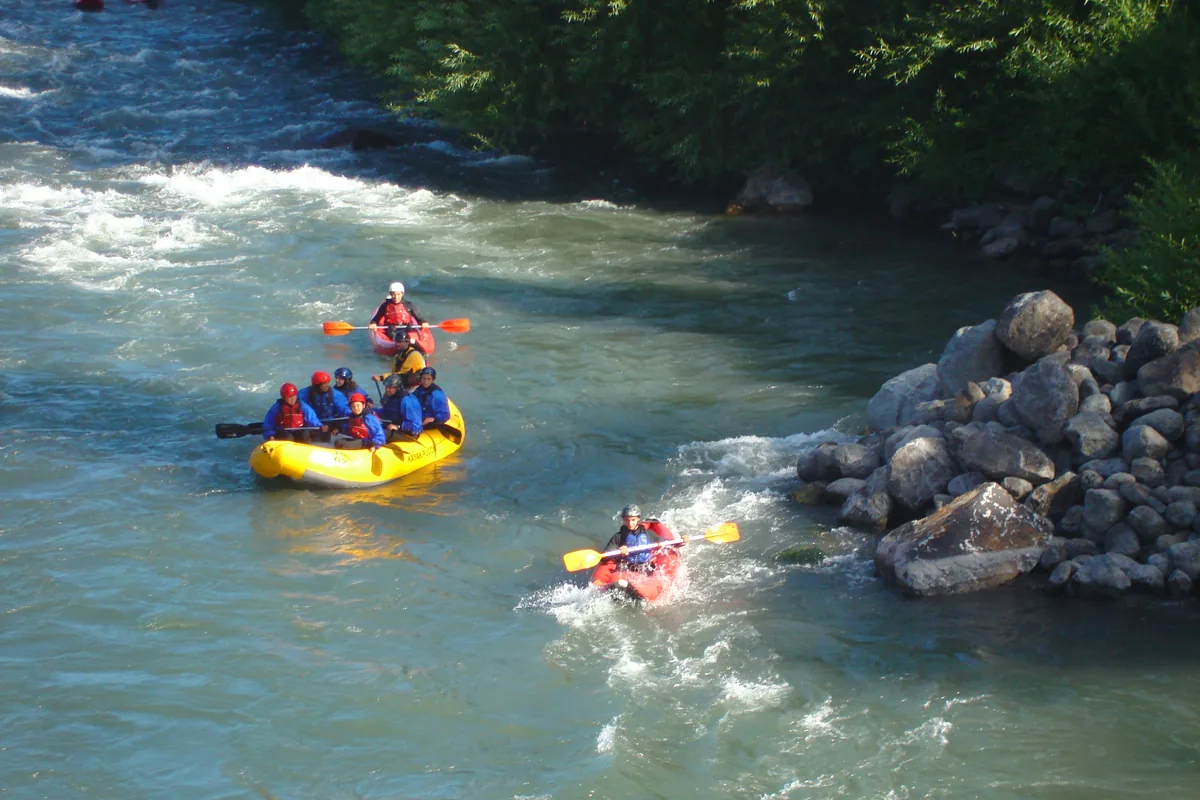 A raft and a kayak on the Trancura rapids